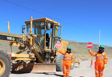Minera Bateas culmina mantenimiento vial en el distrito de Caylloma