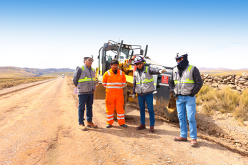 Minera Bateas culmina mantenimiento vial en Caylloma