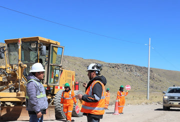 Minera Bateas (MIBSAC) inicia mantenimiento vial en vías de Caylloma